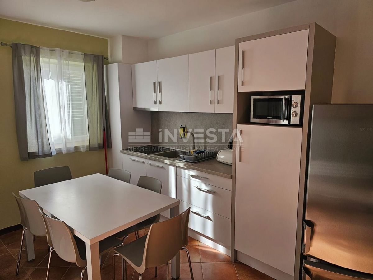 Medulin, dvojček z dvema apartmajema, 200 m od morja