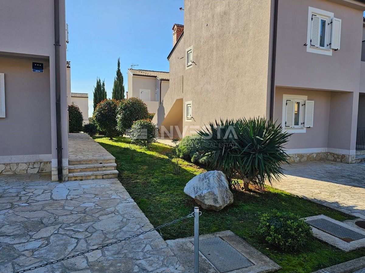 Medulin, dvojček z dvema apartmajema, 200 m od morja