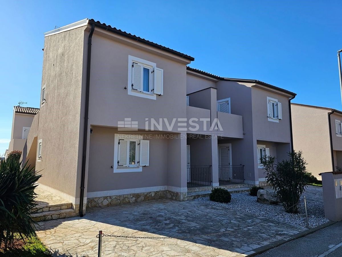 Medulin, dvojček z dvema apartmajema, 200 m od morja