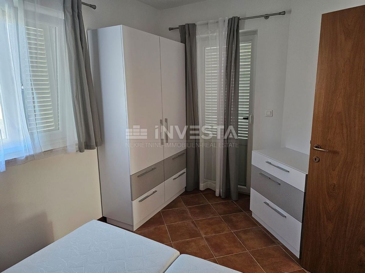 Medulin, dvojček z dvema apartmajema, 200 m od morja