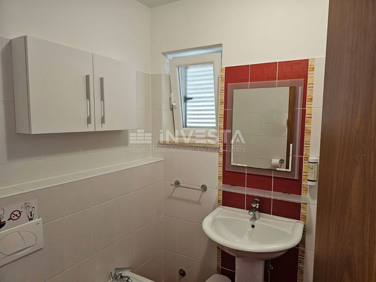 Medulin, dvojček z dvema apartmajema, 200 m od morja