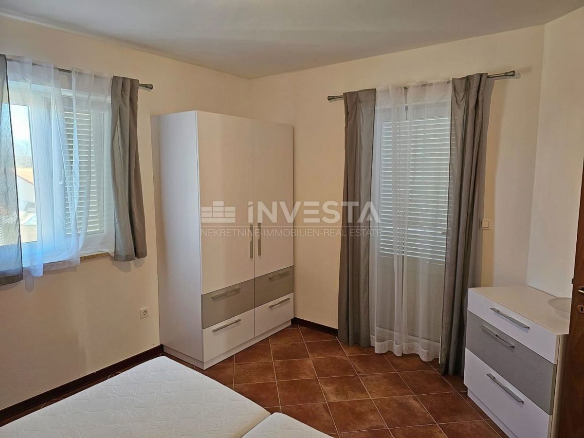 Medulin, dvojček z dvema apartmajema, 200 m od morja