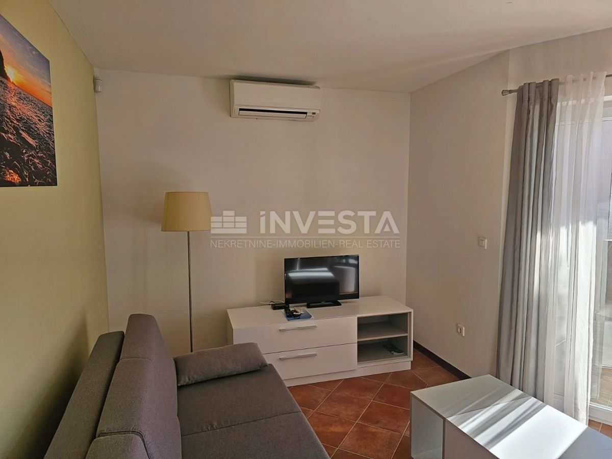 Medulin, dvojček z dvema apartmajema, 200 m od morja