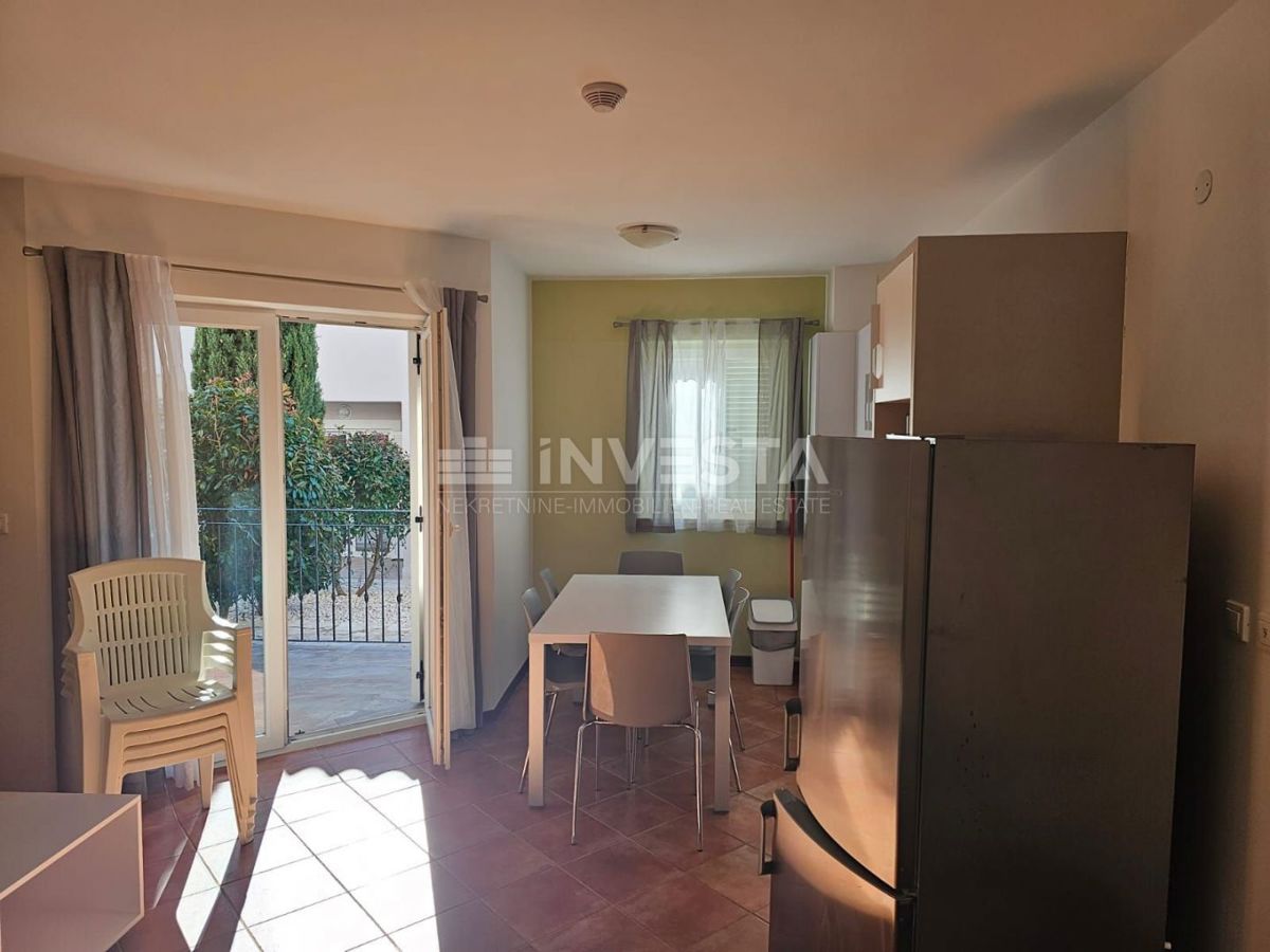 Medulin, dvojček z dvema apartmajema, 200 m od morja