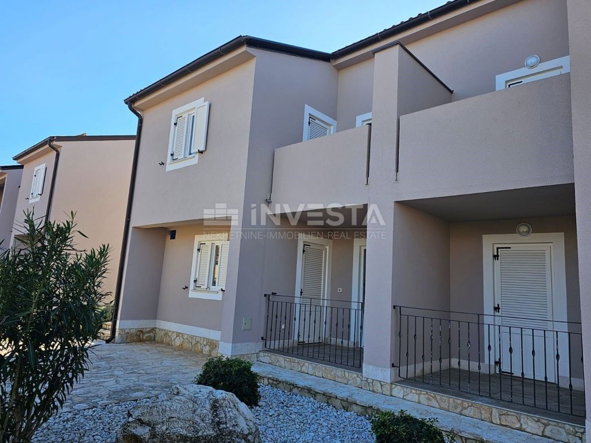 Medulin, dvojček z dvema apartmajema, 200 m od morja