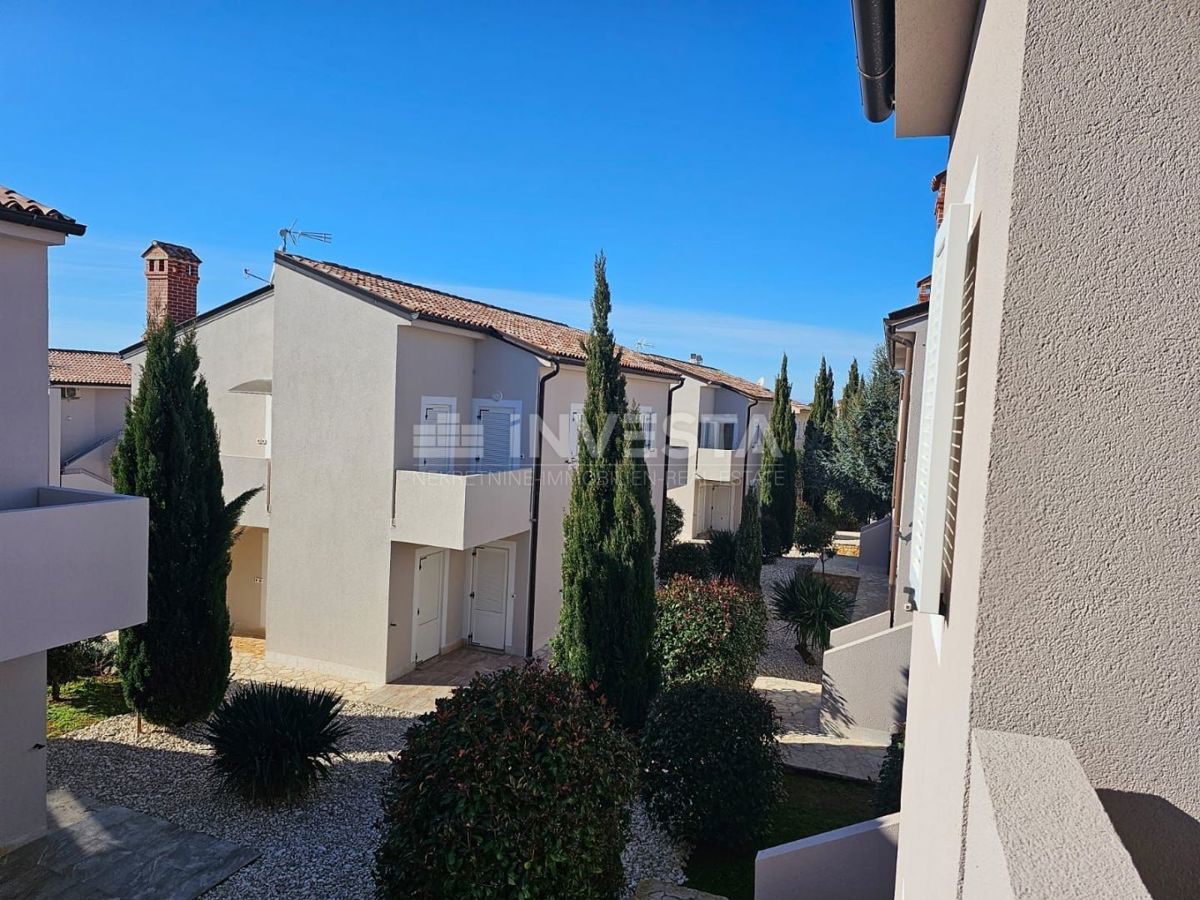 Medulin, dvojček z dvema apartmajema, 200 m od morja