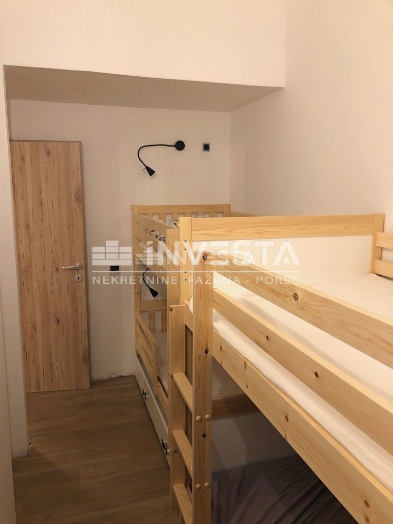 Červar-Porat, adaptirano dvosobno stanovanje z galerijo blizu morja