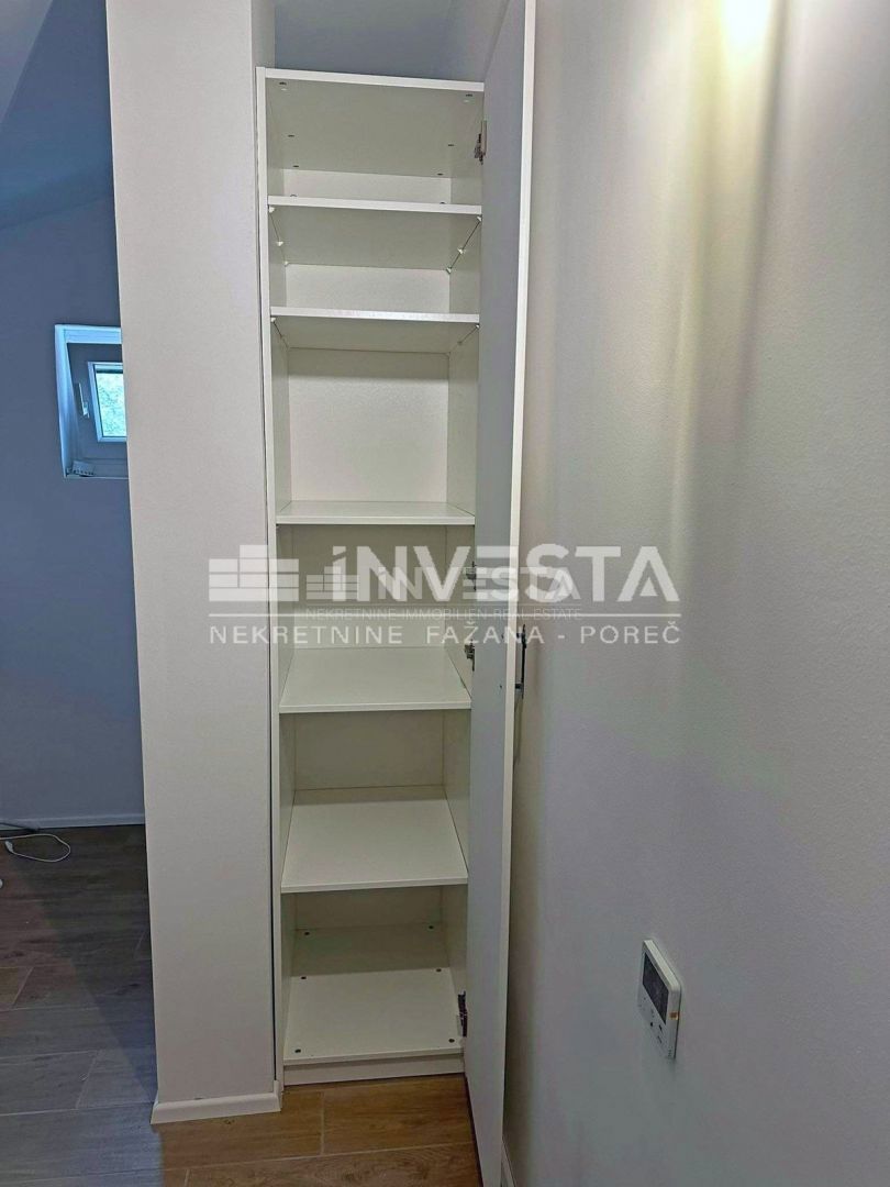 Červar-Porat, adaptirano dvosobno stanovanje z galerijo blizu morja
