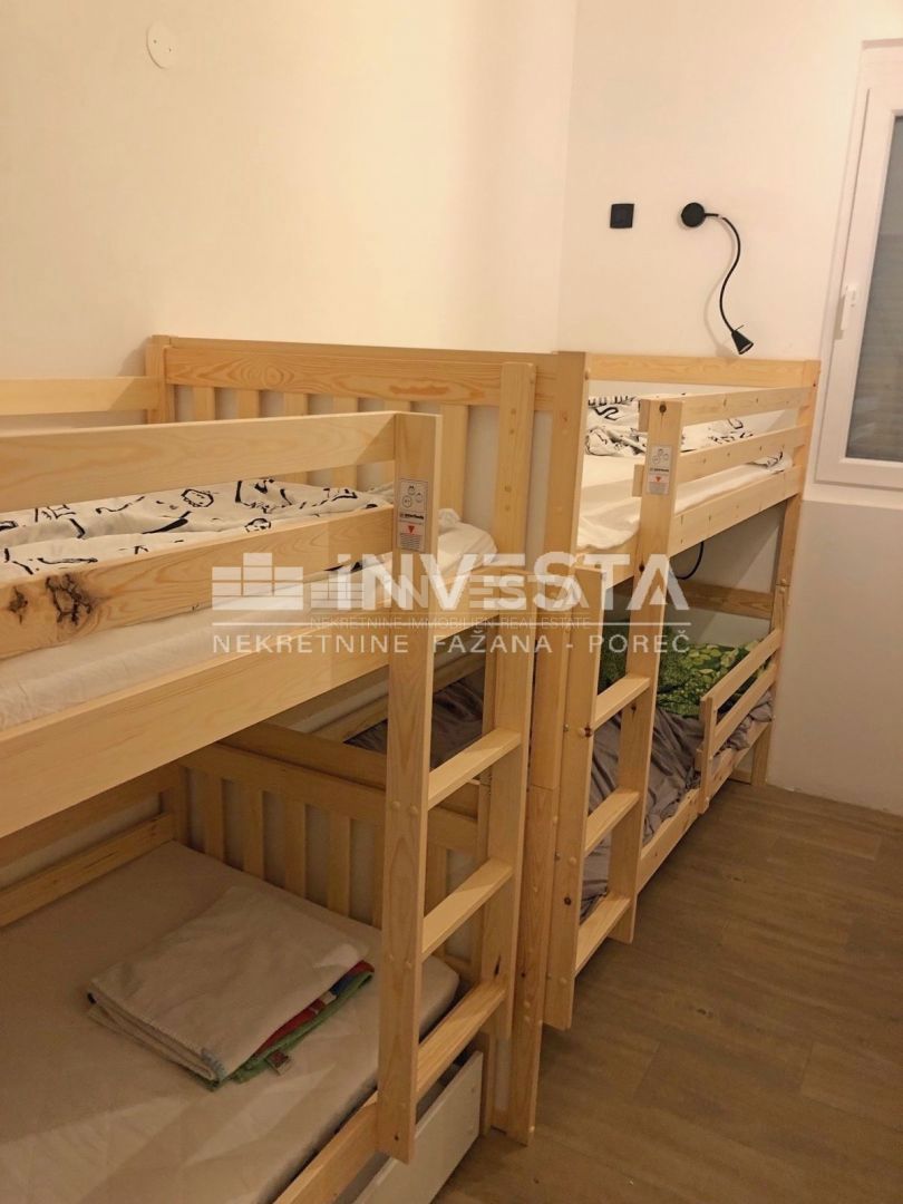 Červar-Porat, adaptirano dvosobno stanovanje z galerijo blizu morja