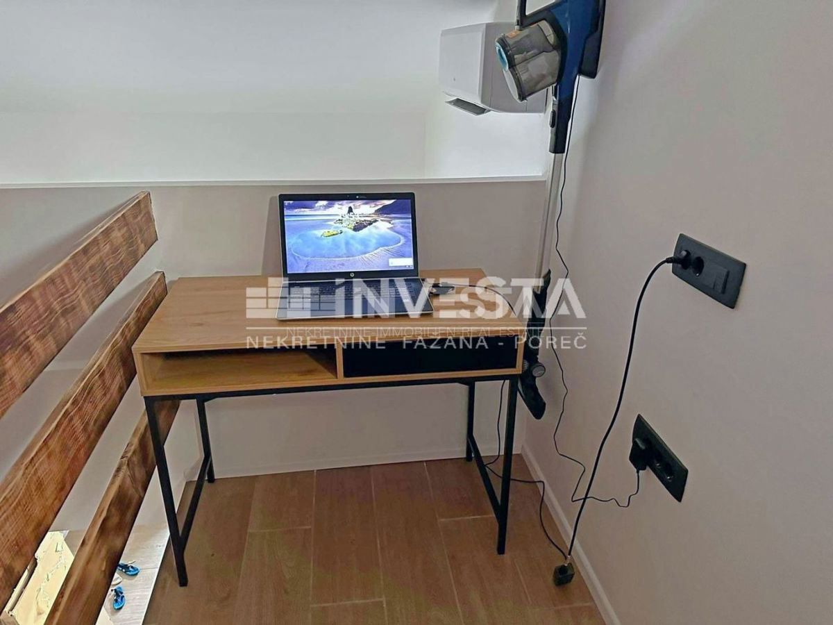 Červar-Porat, adaptirano dvosobno stanovanje z galerijo blizu morja