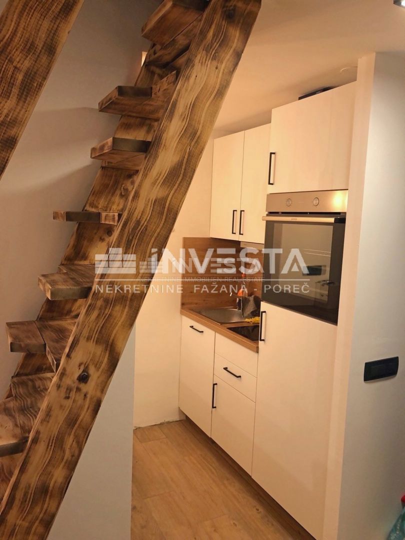 Červar-Porat, adaptirano dvosobno stanovanje z galerijo blizu morja