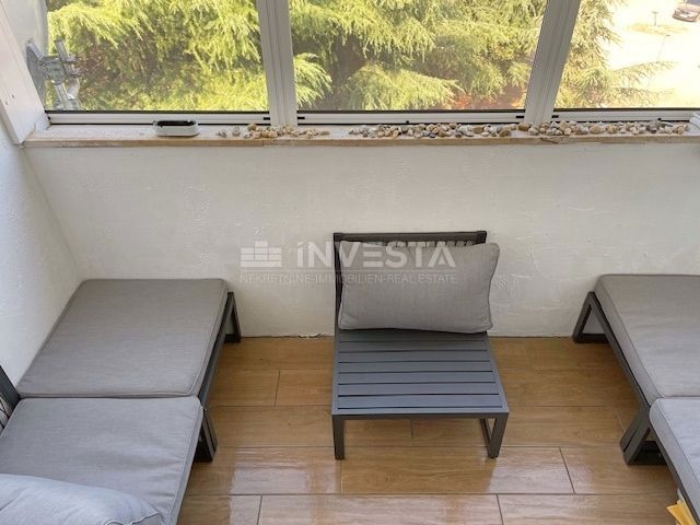 Červar-Porat, adaptirano dvosobno stanovanje z galerijo blizu morja