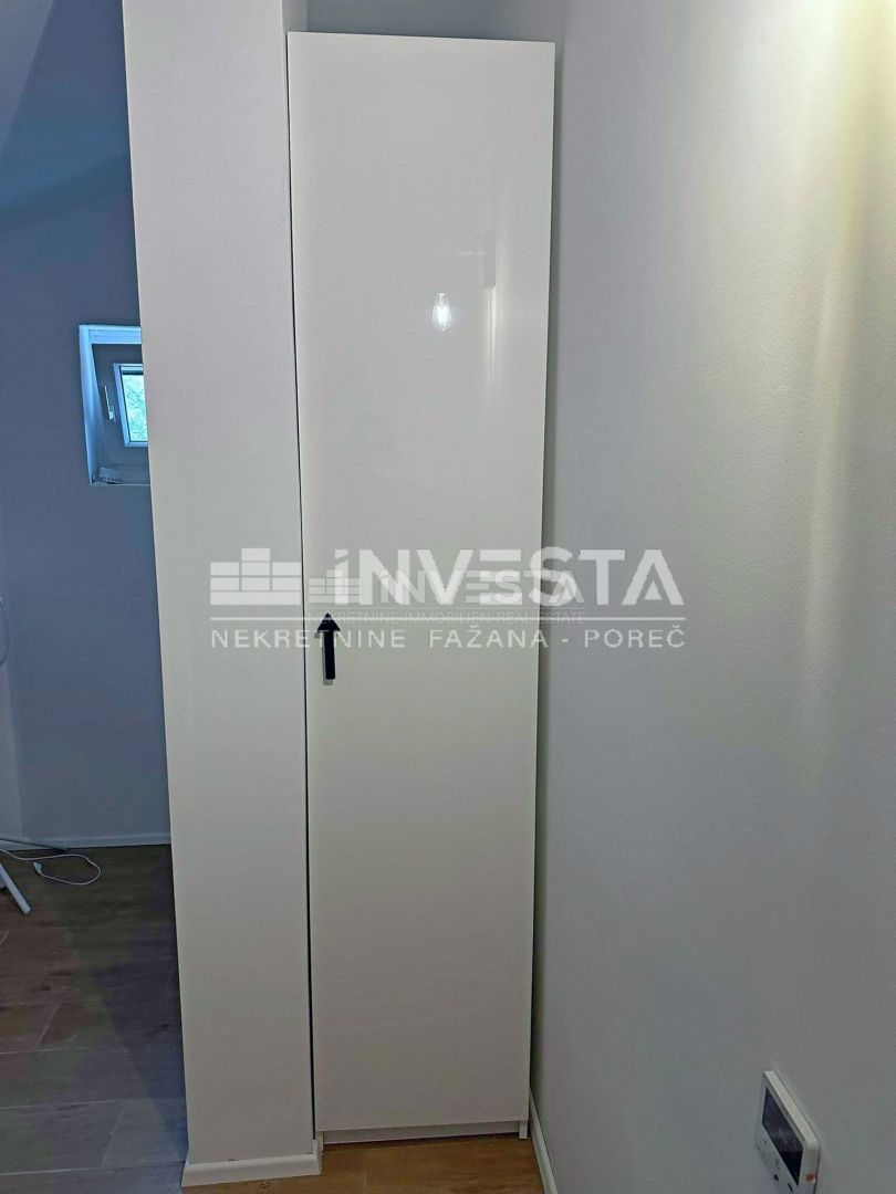 Červar-Porat, adaptirano dvosobno stanovanje z galerijo blizu morja