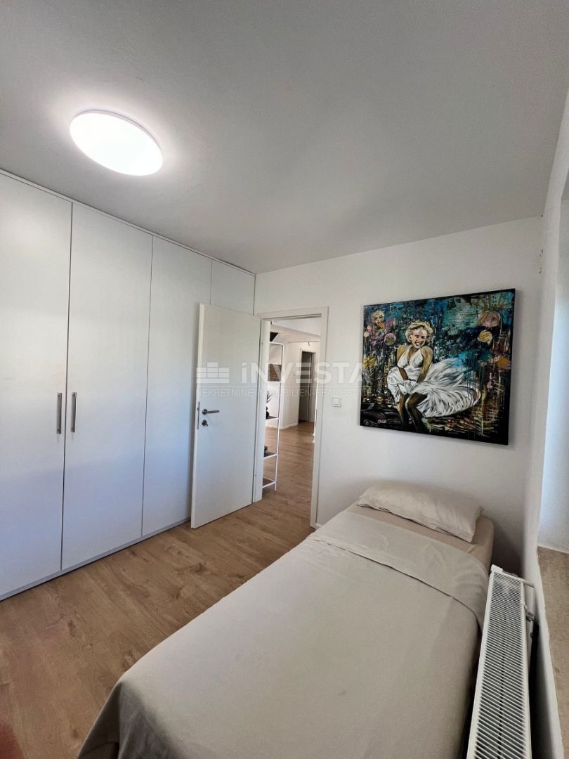Poreč, moderno opremljeno dvoetažno stanovanje.