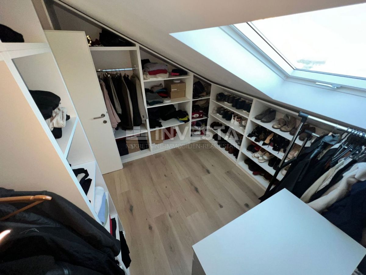 Poreč, moderno opremljeno dvoetažno stanovanje.