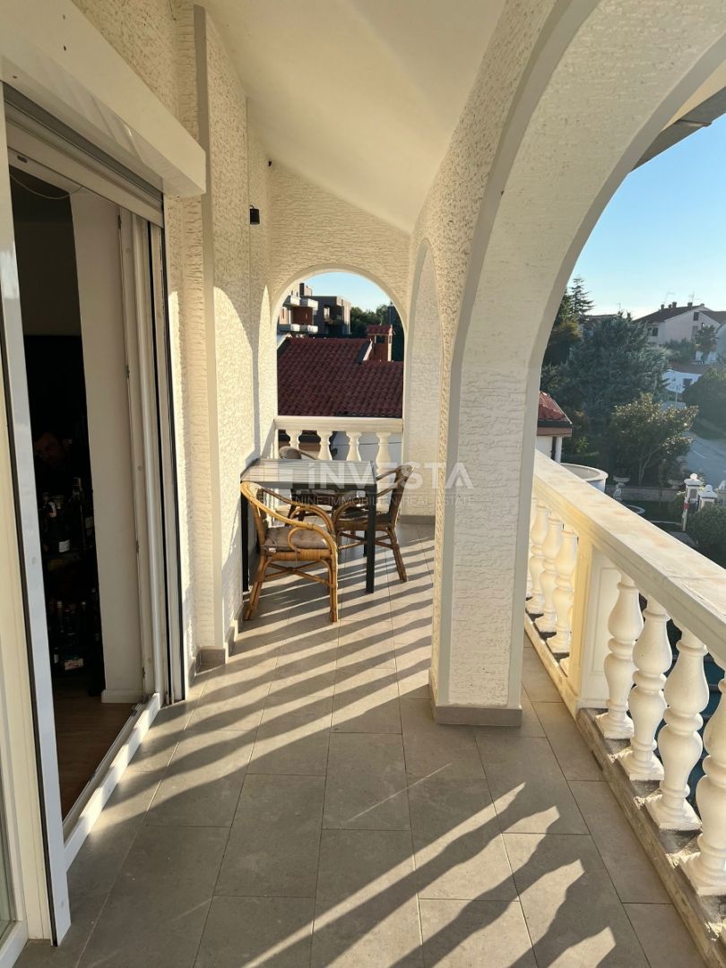 Poreč, moderno opremljeno dvoetažno stanovanje.