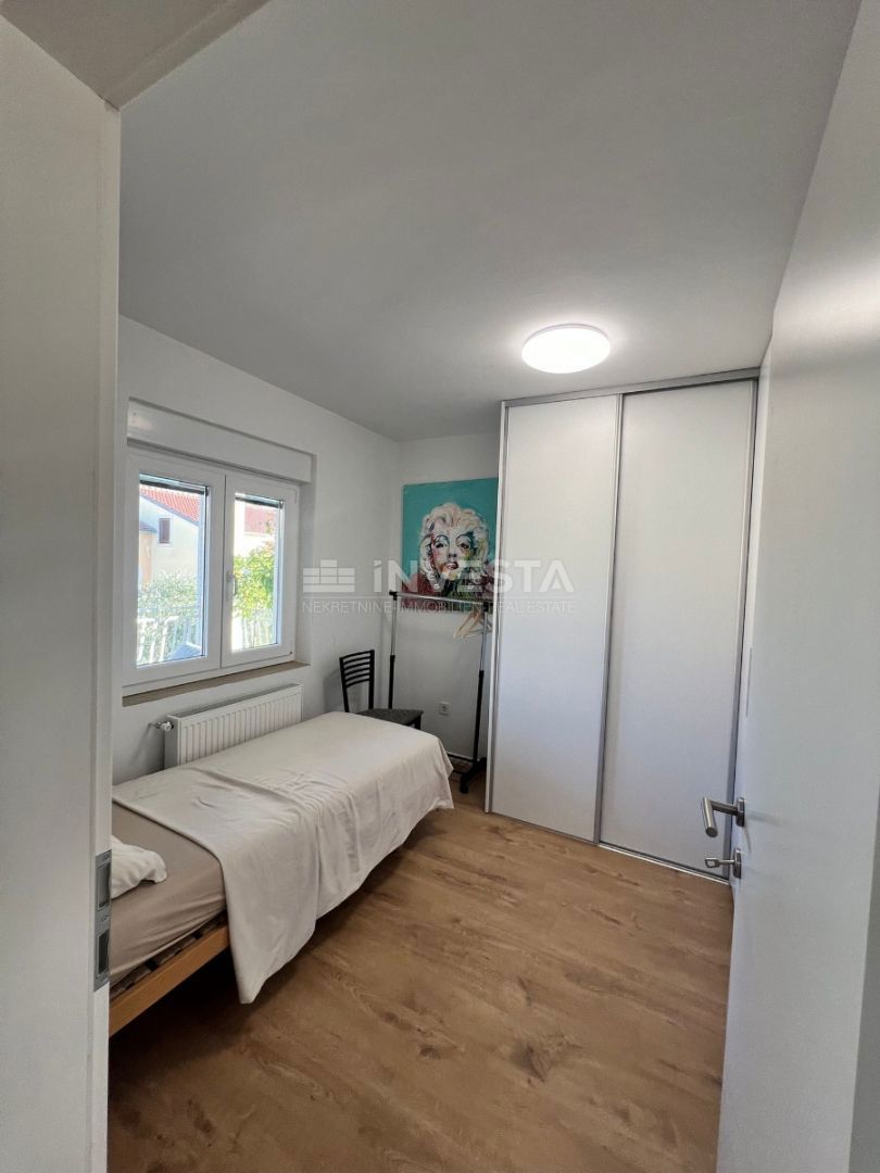 Poreč, moderno opremljeno dvoetažno stanovanje.