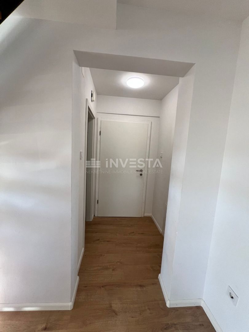 Poreč, moderno opremljeno dvoetažno stanovanje.