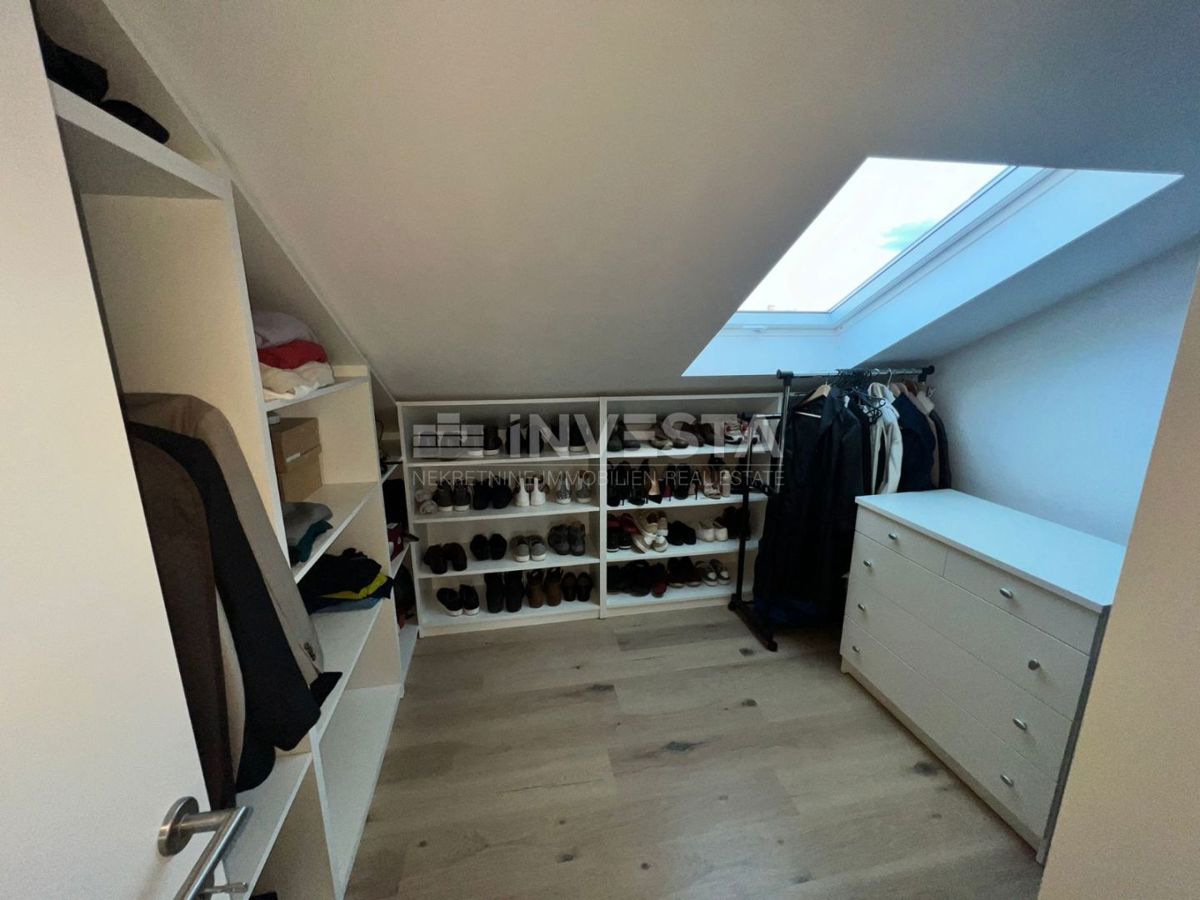 Poreč, moderno opremljeno dvoetažno stanovanje.