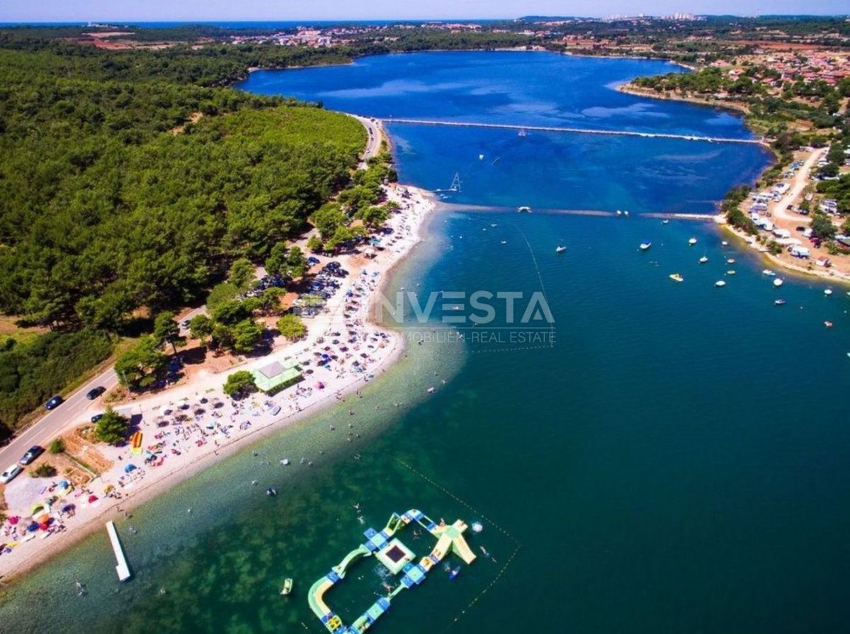 Pomer, veliko kmetijsko zemljišče z dvema objektoma