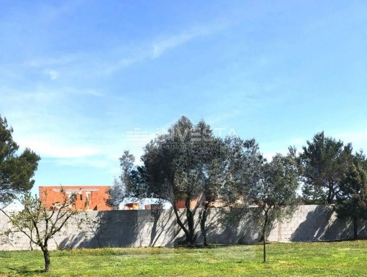 Pomer, veliko kmetijsko zemljišče z dvema objektoma