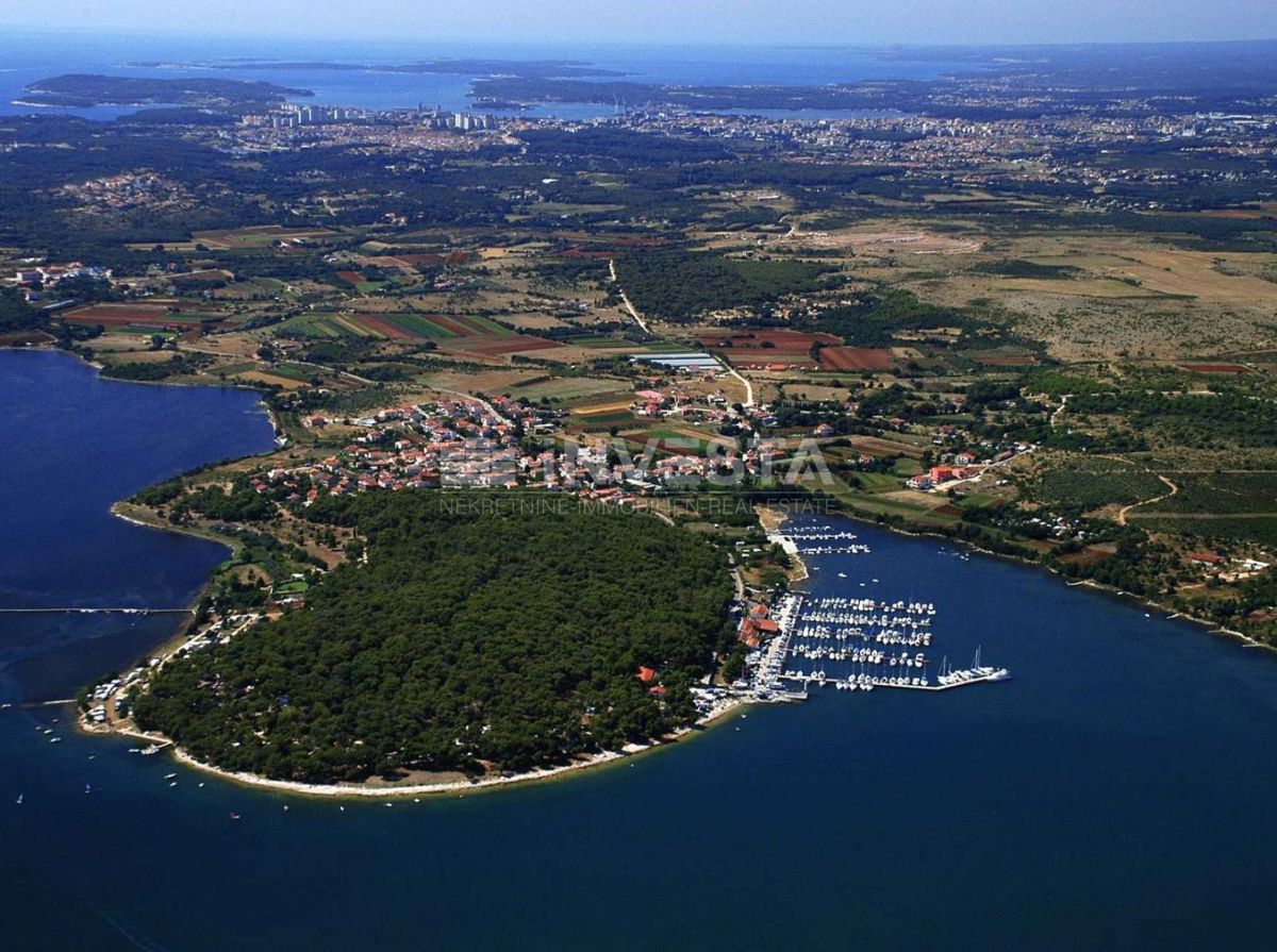 Pomer, veliko kmetijsko zemljišče z dvema objektoma