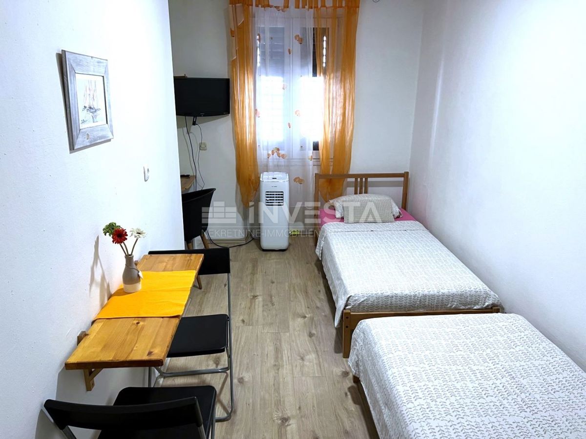 Pula, center, prodaja obnovljenega stanovanja v manjši stavbi