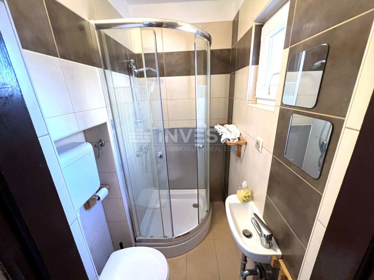 Pula, center, prodaja obnovljenega stanovanja v manjši stavbi