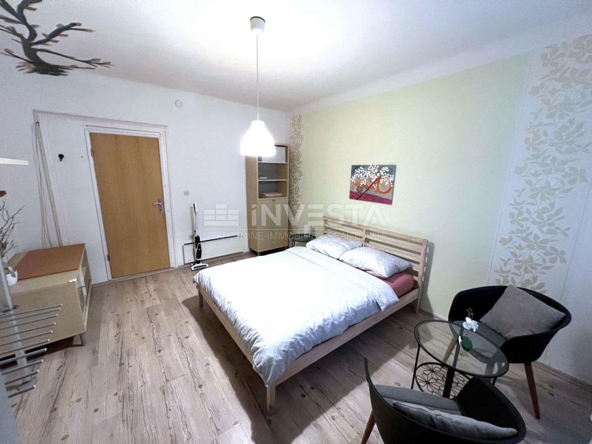 Pula, center, prodaja obnovljenega stanovanja v manjši stavbi