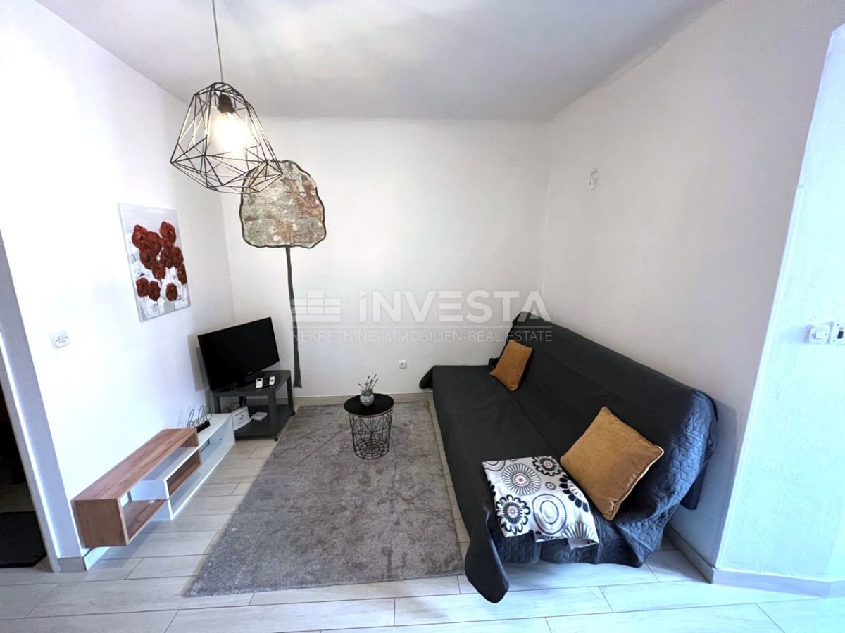 Pula, center, prodaja obnovljenega stanovanja v manjši stavbi