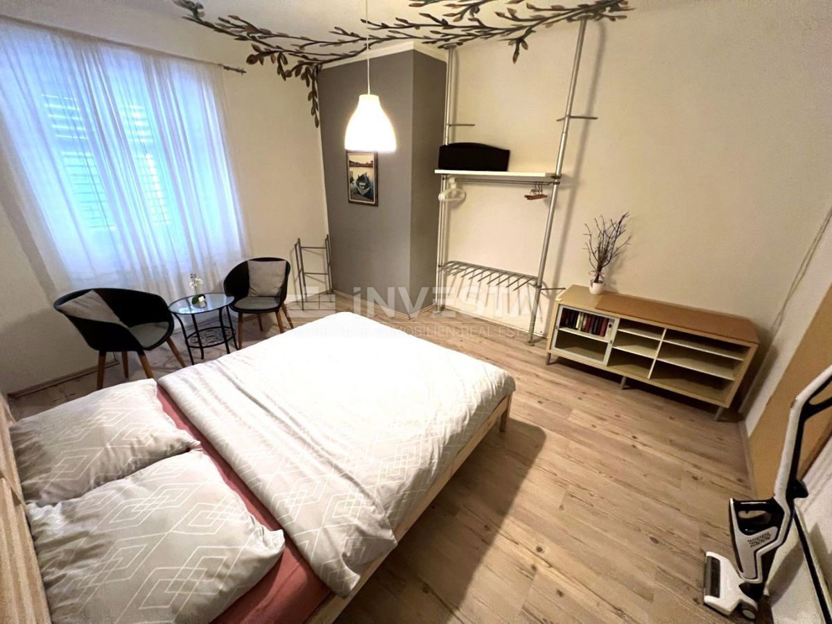 Pula, center, prodaja obnovljenega stanovanja v manjši stavbi