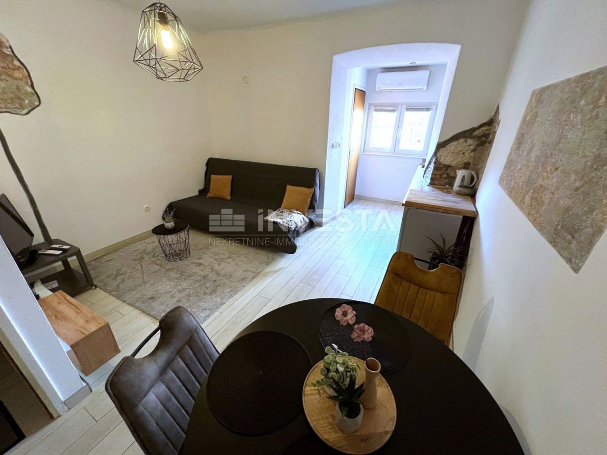 Pula, center, prodaja obnovljenega stanovanja v manjši stavbi