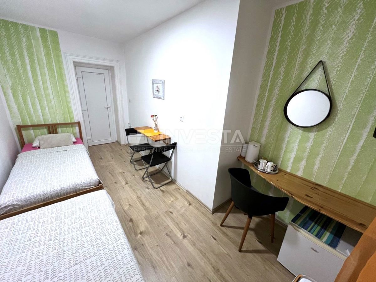 Pula, center, prodaja obnovljenega stanovanja v manjši stavbi