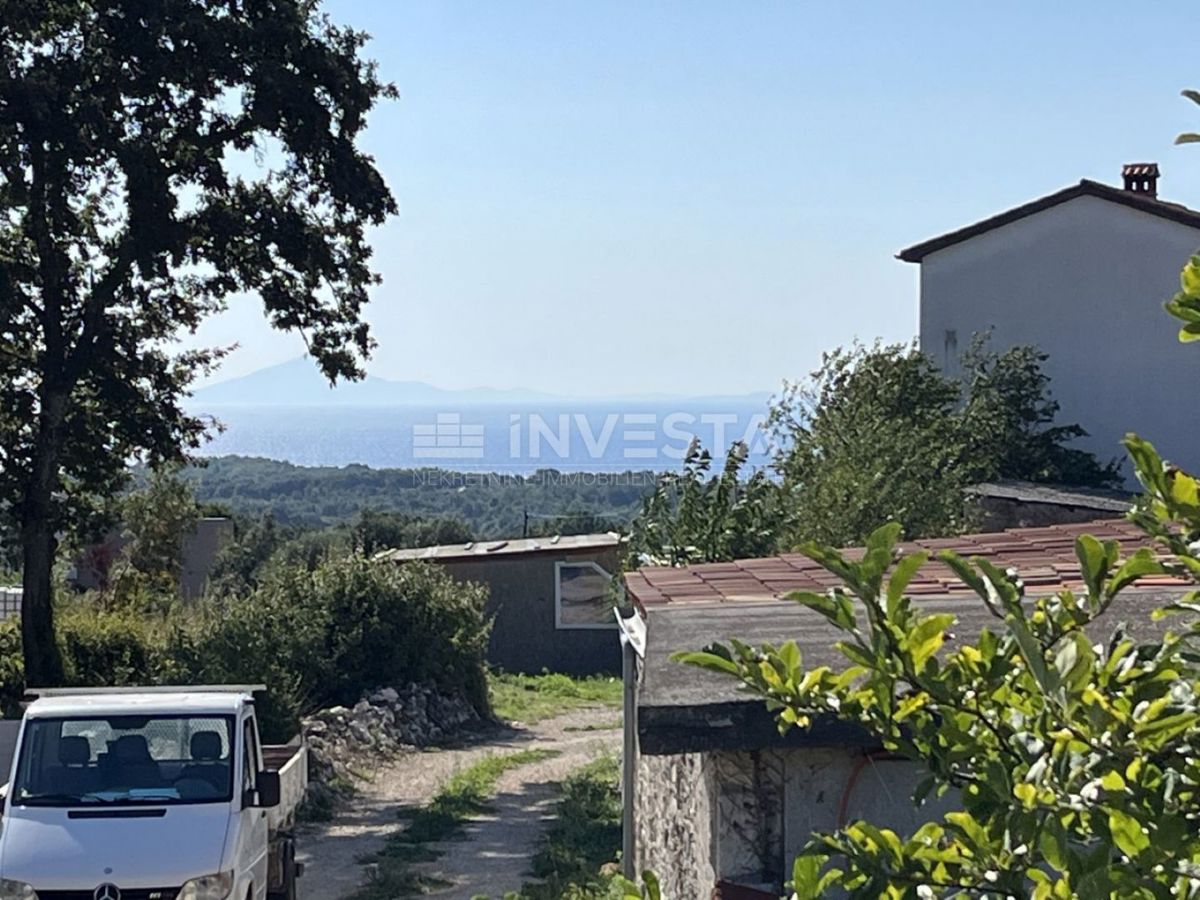 Hiša s bazenom in pogledom na morje, 2 km od morja!