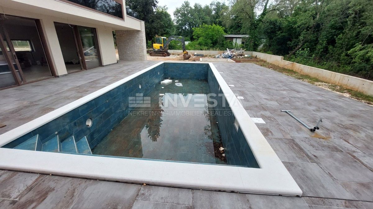 Razkošna moderna vila z ogrevanim bazenom