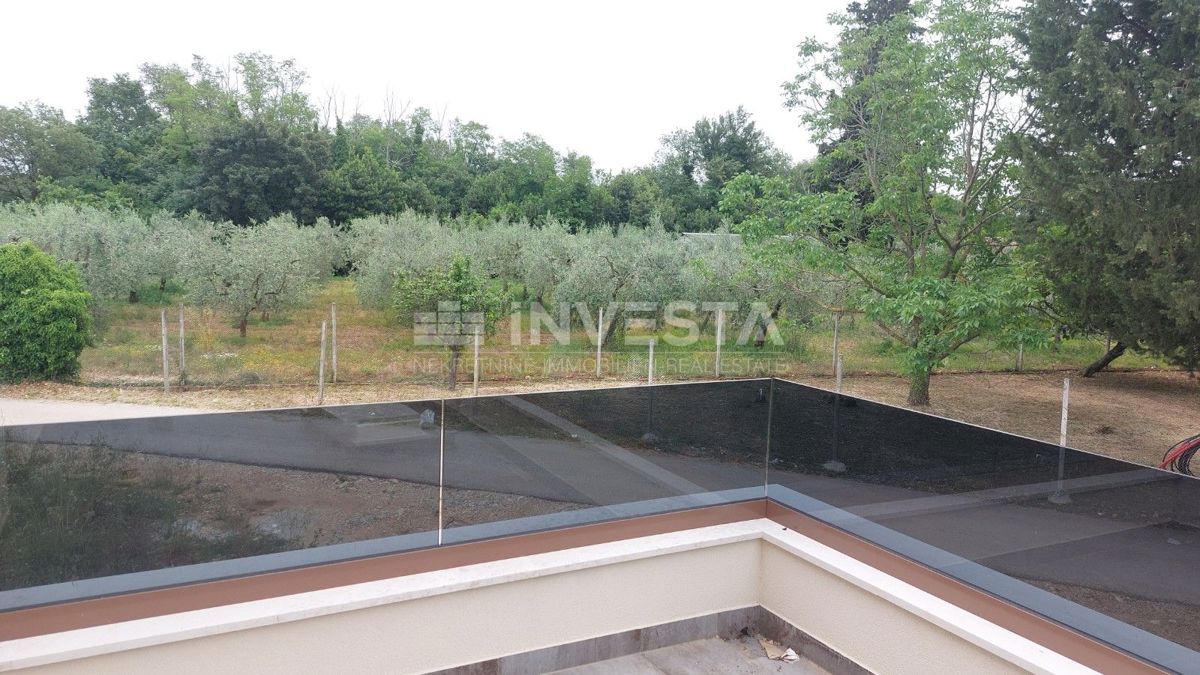 Razkošna moderna vila z ogrevanim bazenom