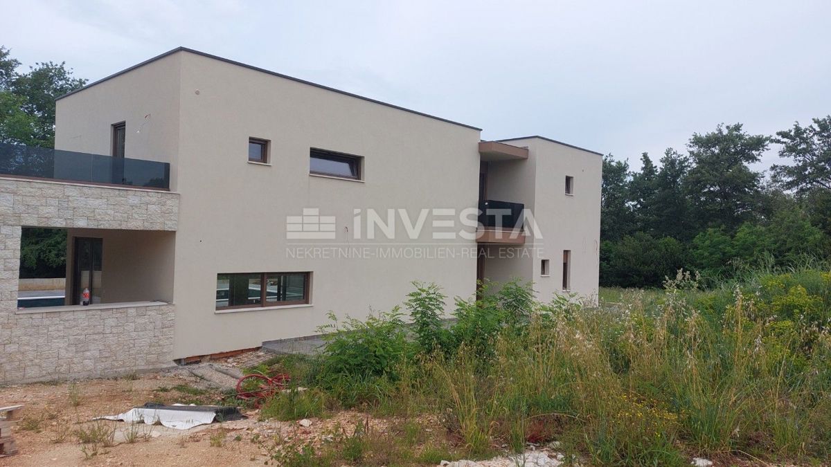 Razkošna moderna vila z ogrevanim bazenom