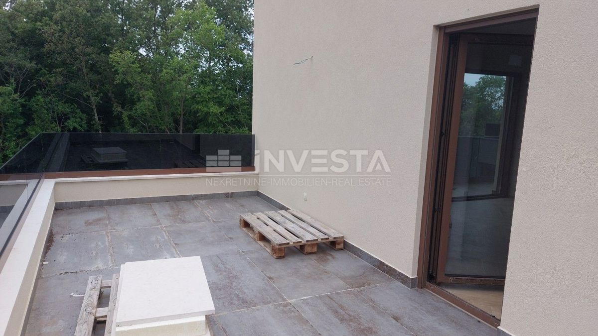 Razkošna moderna vila z ogrevanim bazenom