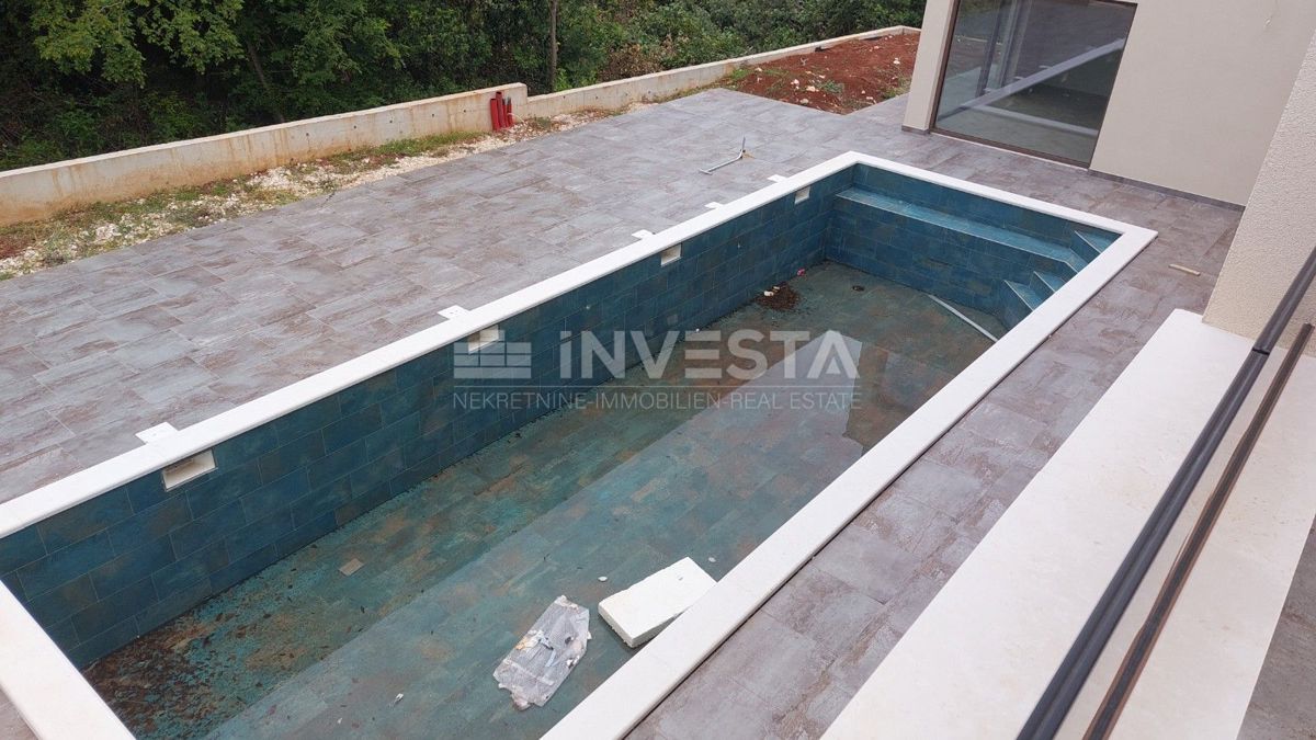 Razkošna moderna vila z ogrevanim bazenom