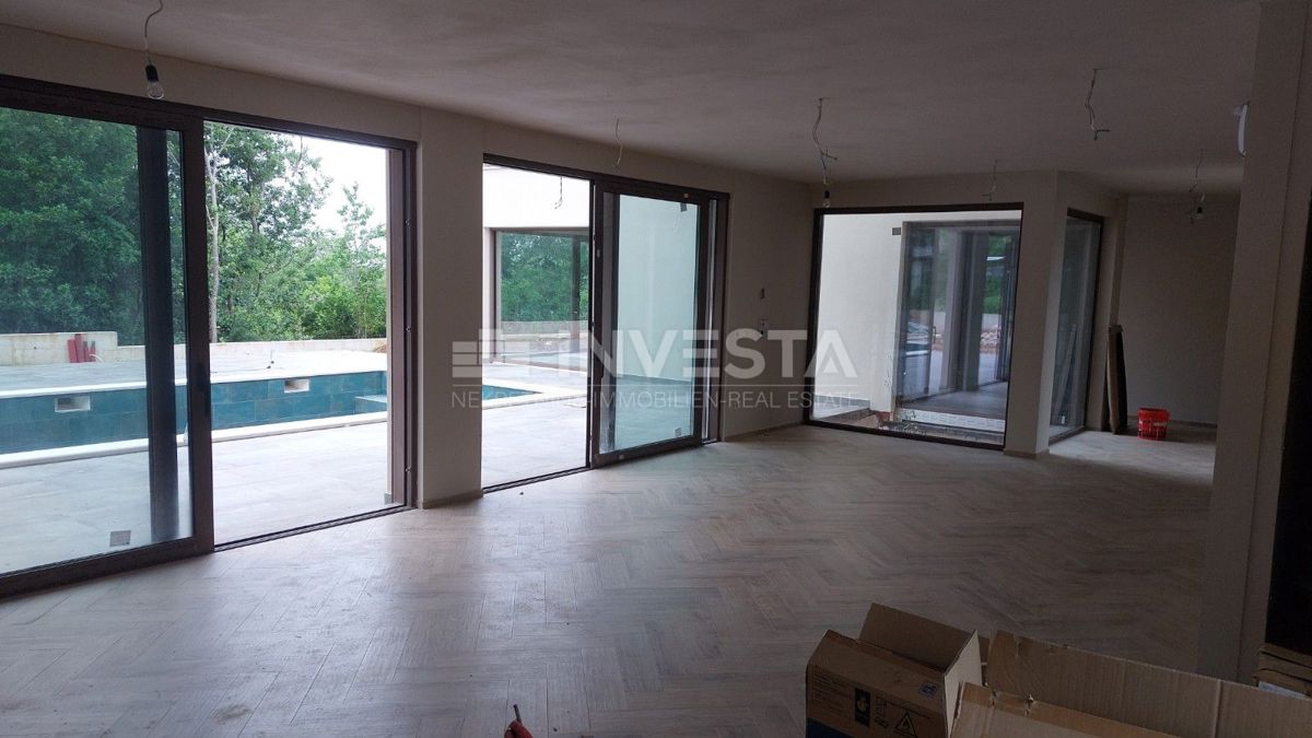 Razkošna moderna vila z ogrevanim bazenom