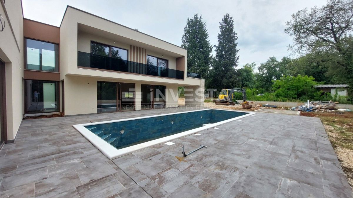Razkošna moderna vila z ogrevanim bazenom