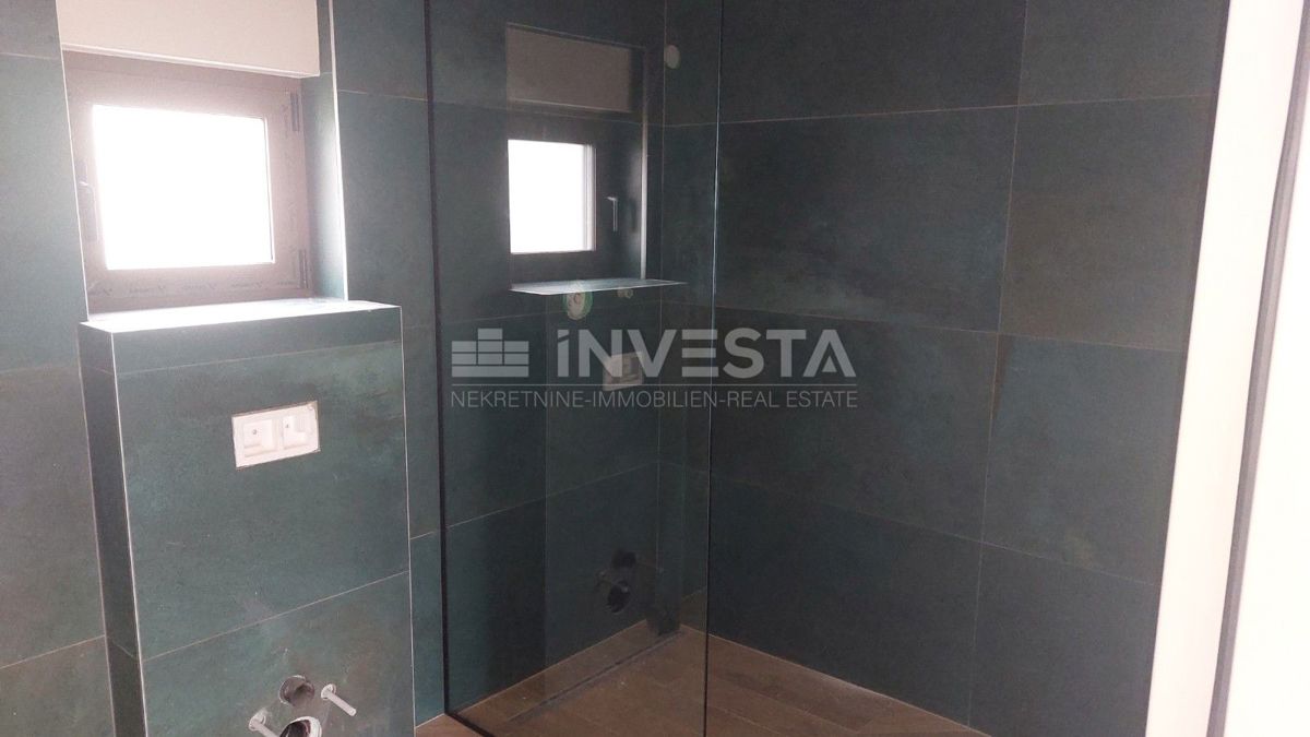 Razkošna moderna vila z ogrevanim bazenom