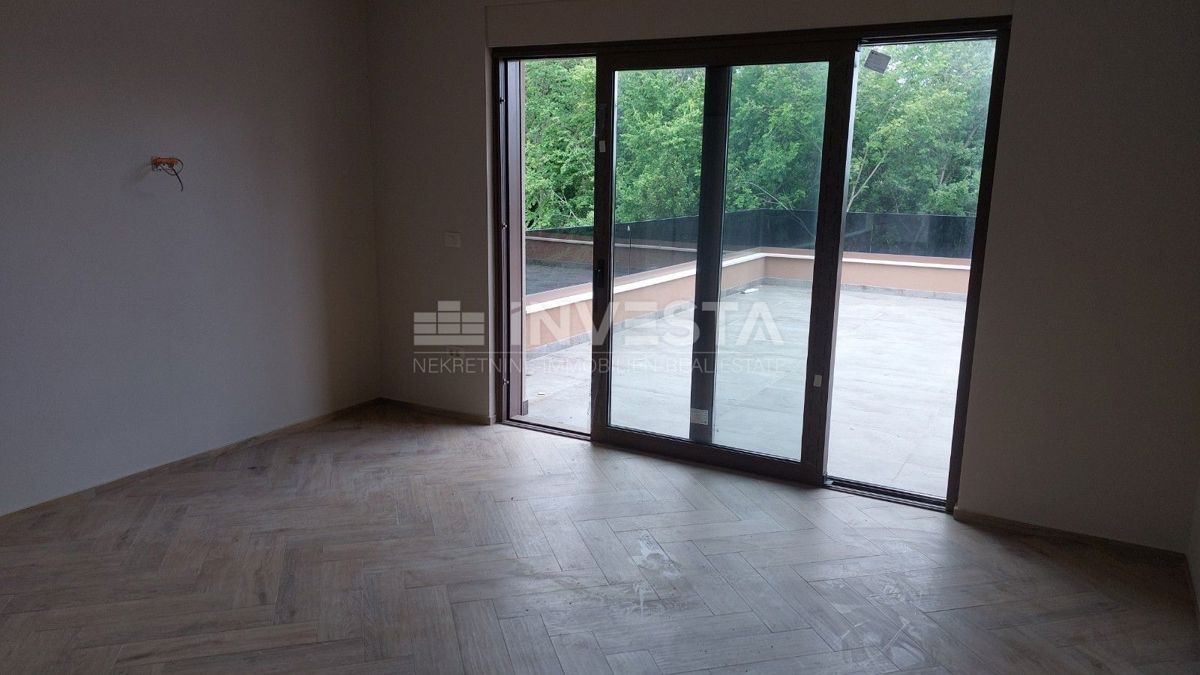 Razkošna moderna vila z ogrevanim bazenom