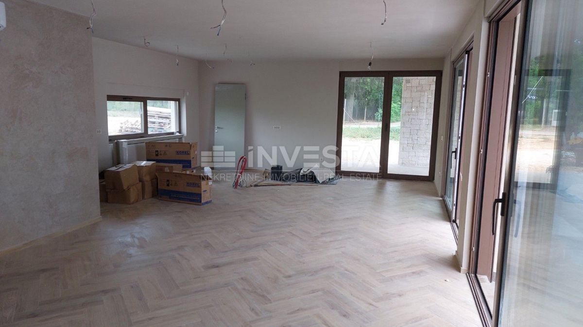 Razkošna moderna vila z ogrevanim bazenom