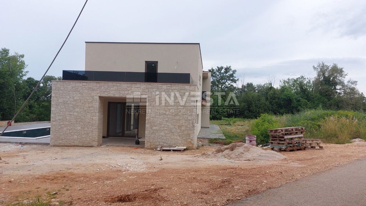 Razkošna moderna vila z ogrevanim bazenom