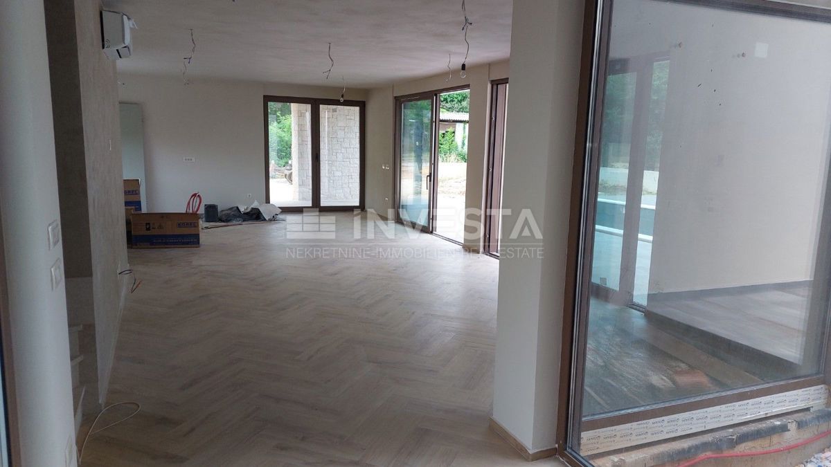 Razkošna moderna vila z ogrevanim bazenom