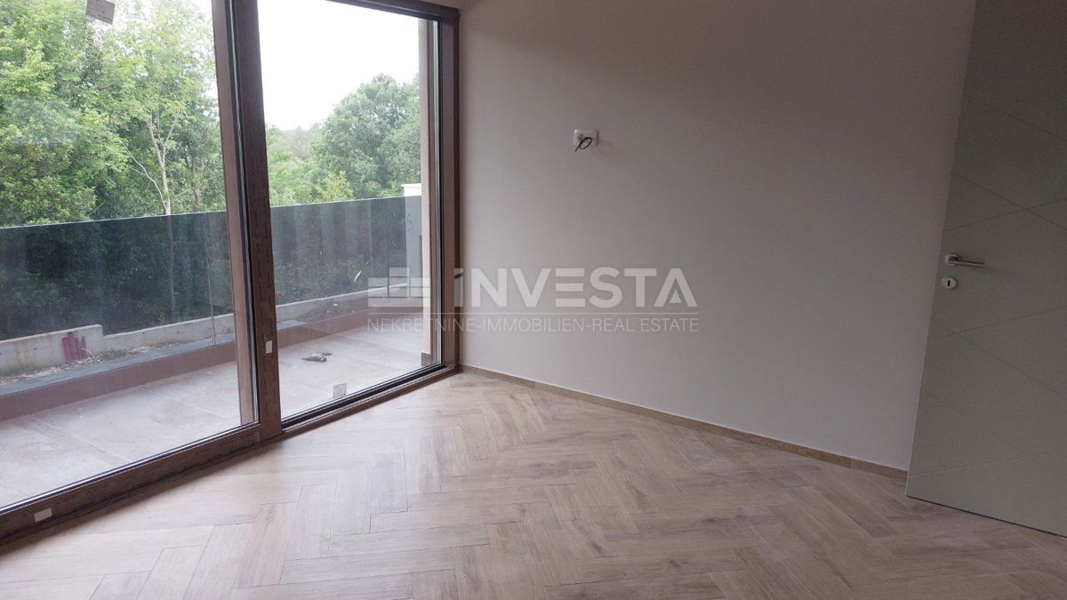 Razkošna moderna vila z ogrevanim bazenom