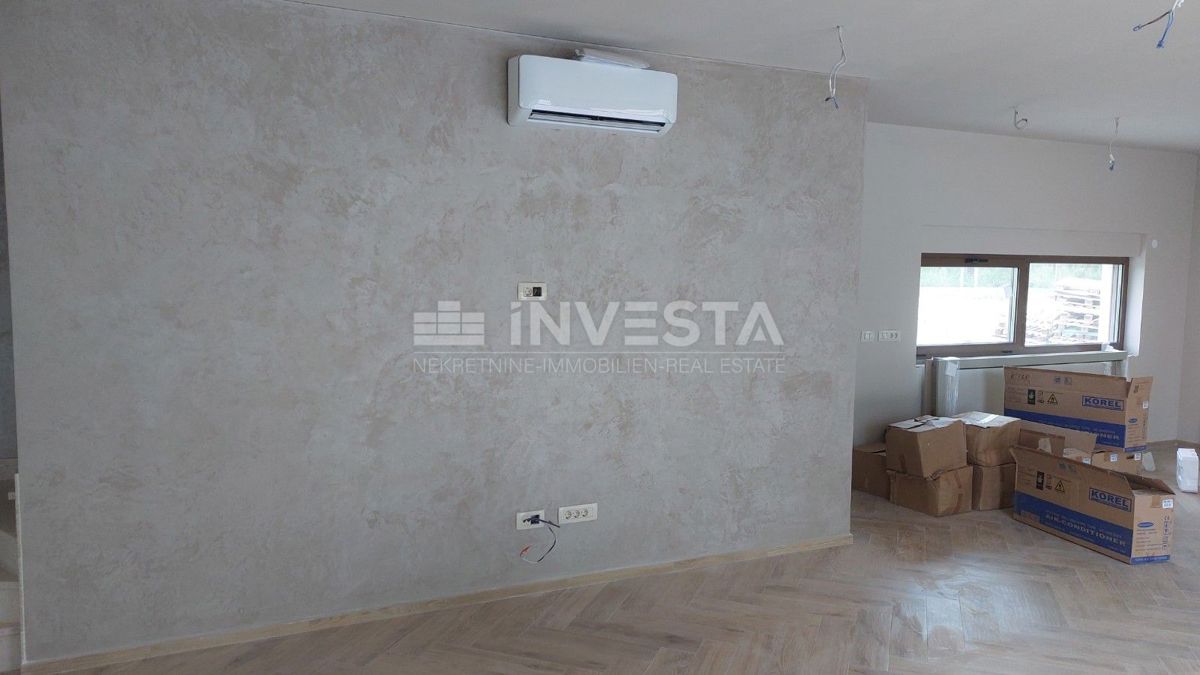 Razkošna moderna vila z ogrevanim bazenom