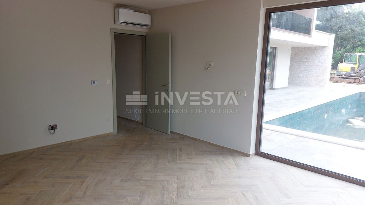 Razkošna moderna vila z ogrevanim bazenom