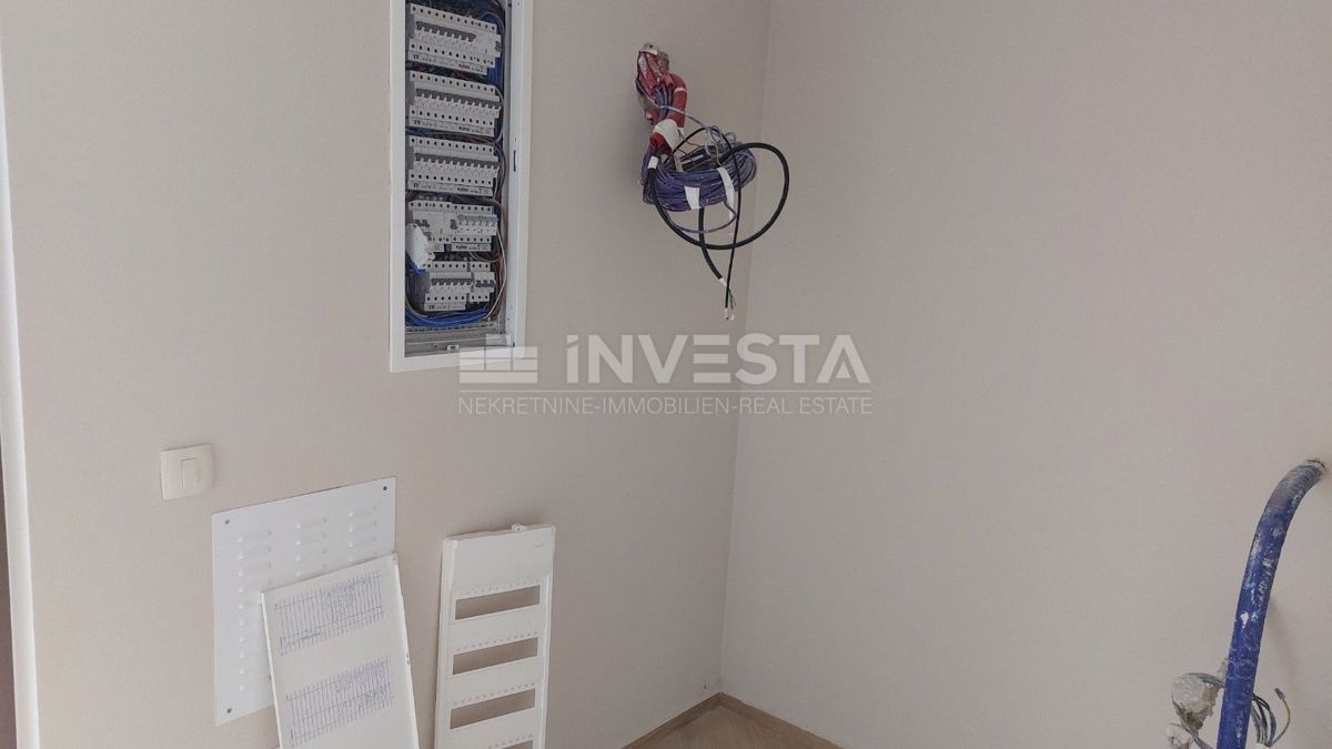 Razkošna moderna vila z ogrevanim bazenom